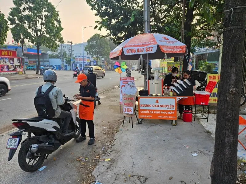 Tại sao nên mua nhượng quyền cafe thay vì tự mở quán? (Phân tích lợi ích cốt lõi)